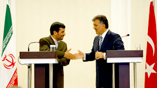  Iranian President Mahmoud Ahmadinejad (L) reaches for a handshake with his Turkish counterpart Abdullah Gul during a joint news conference at Ciragan Palace in Istanbul August 14, 2008. REUTERS/Fatih Saribas (TURKEY)